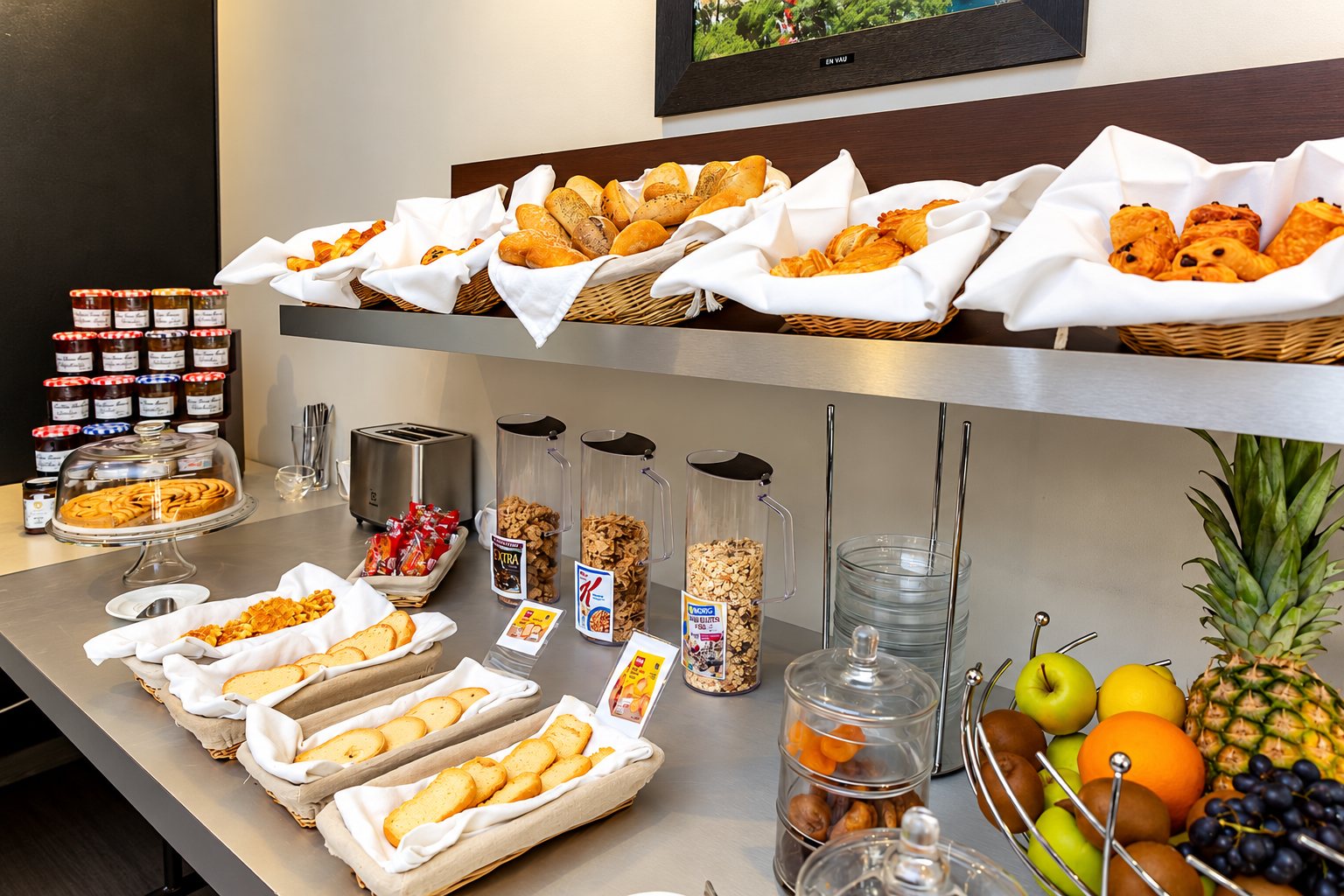 Buffet de petit-déjeuner avec viennoiseries, pains, céréales, confitures et fruits