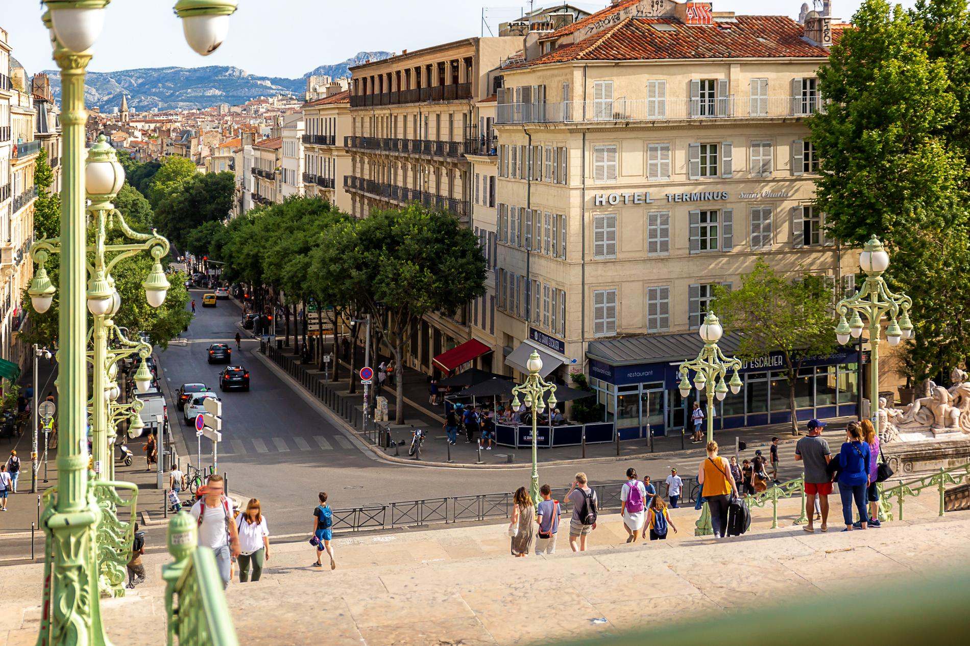L'hôtel Terminus vu depuis les escaliers de la gare Saint-Charles